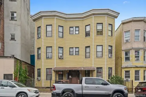 6-Unit Apartment Building
