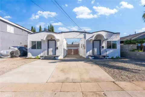 Remodeled Duplex with Detached Cottages