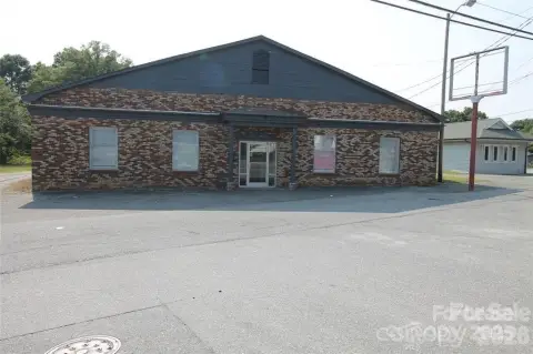 Storefront Building with Three-Phase Power