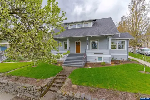 Salem Office Building with Apartment