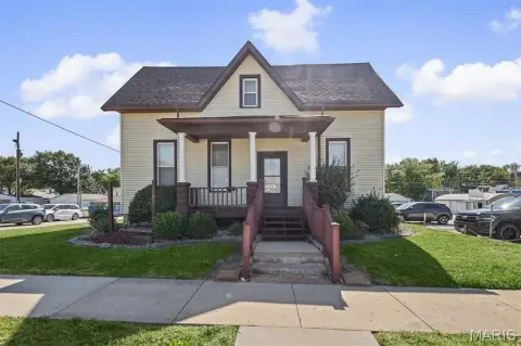 Mixed-Use Building With Upstairs Living