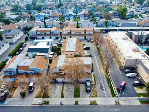 10-Unit Townhome-Style Apartment Building
