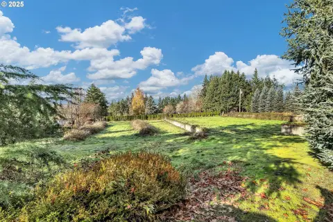 Land in Carlton's Wine Country