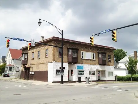 Mixed-Use Building with Detached Space