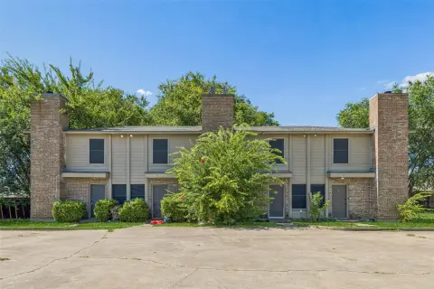 4-Unit Quadplex with Fireplaces