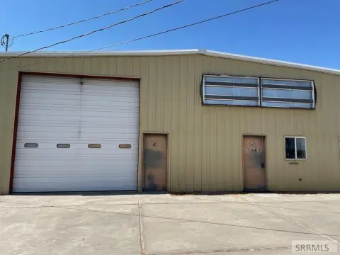 Spacious Warehouse with Loft Storage