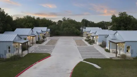 Eight-Cabin Hotel Compound