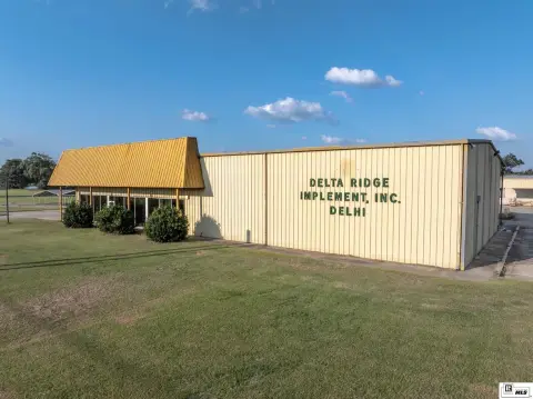 Warehouse with Multiple Overhead Doors