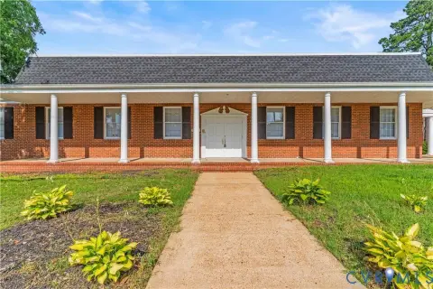 Versatile Building in Prime Location