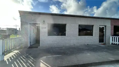 Combined Office Unit with Fenced Yard