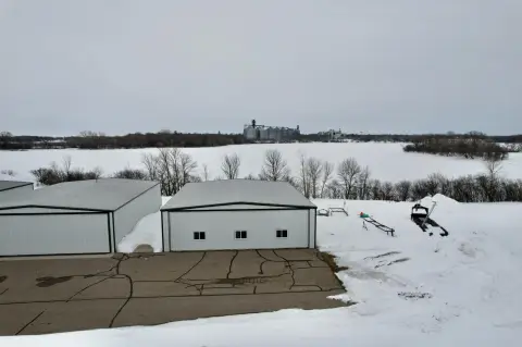 Aircraft Hangar with Hydraulic Door