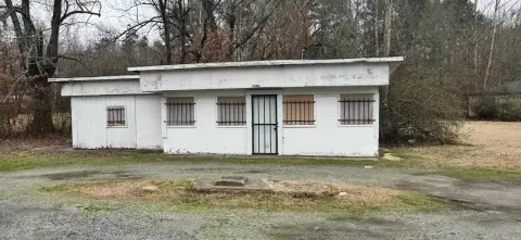 Pine Bluff Building with Expansion Lot