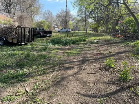 Spacious Vacant Lot in Raytown
