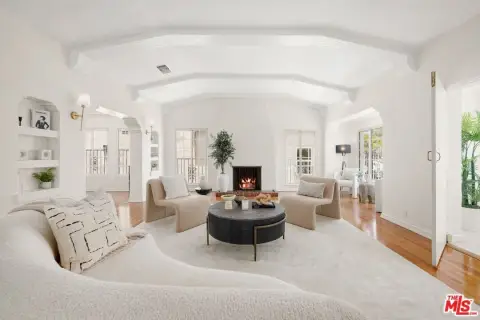 Duplex with Upper-Unit Bonus Room