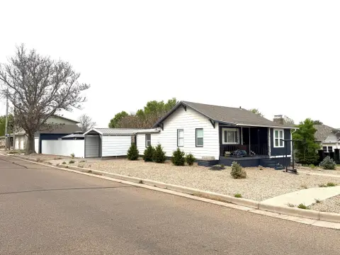 Updated Farmhouse in St. Francis