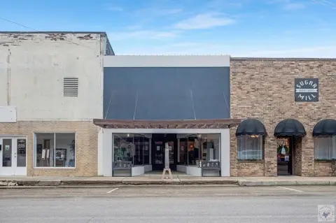 Downtown Storefront in High Traffic Area