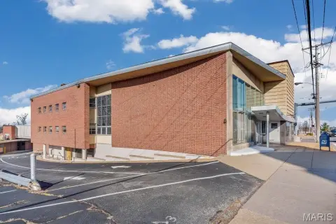 Versatile Commercial Building on Gravois Road