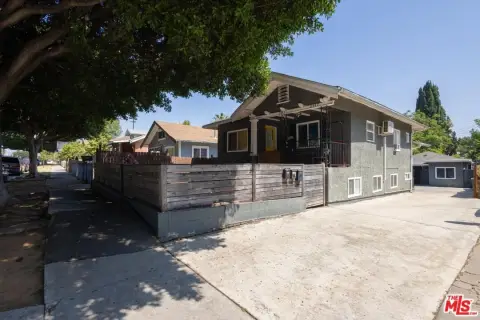 Triplex with Private Yard Unit