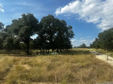 Unrestricted Land Near Lake Medina
