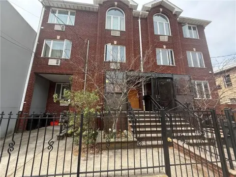Brooklyn Multifamily Home Near Bay
