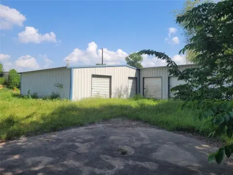 Ten-Unit Storage Building in Deport