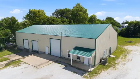 Free-Span Industrial Warehouse with Office