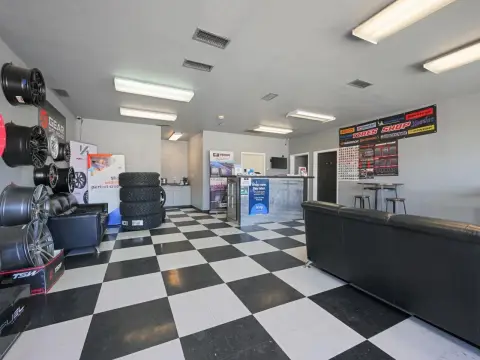 Leased High-Visibility Commercial Building