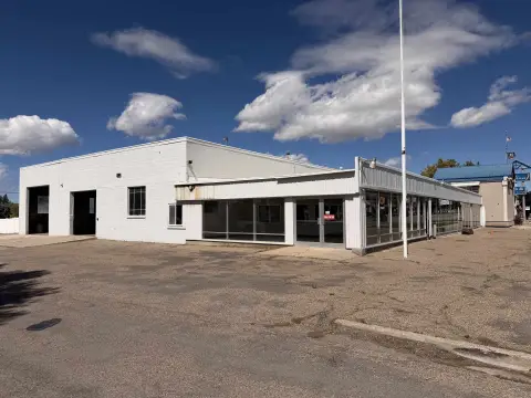 Highway-Fronted Flex Space