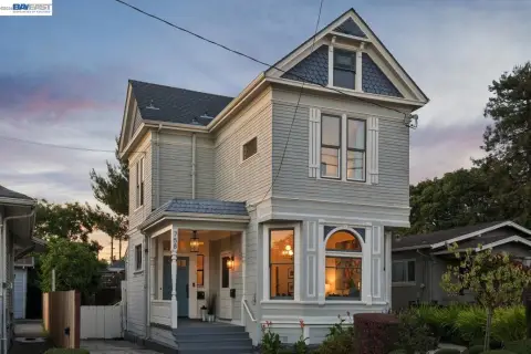 Victorian Duplex with Yard