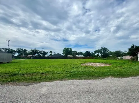 Residential Land in Alice, TX