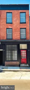 Renovated Salon-Style Retail Suite