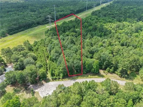 Sprawling Lot in Plantation Lakes