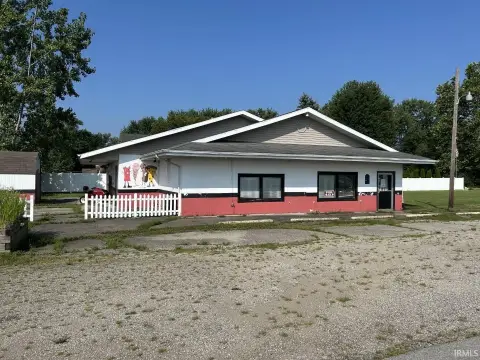 Former Grocery Store Near Lake