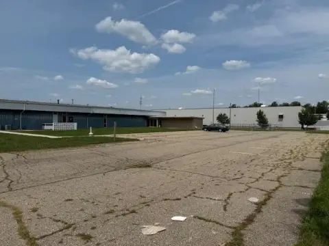 Industrial Building with Divisible Space