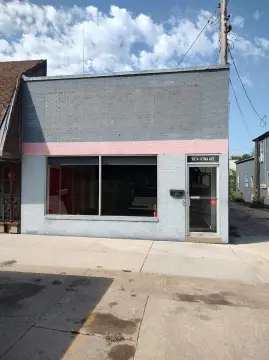 Open-Plan Storefront Building