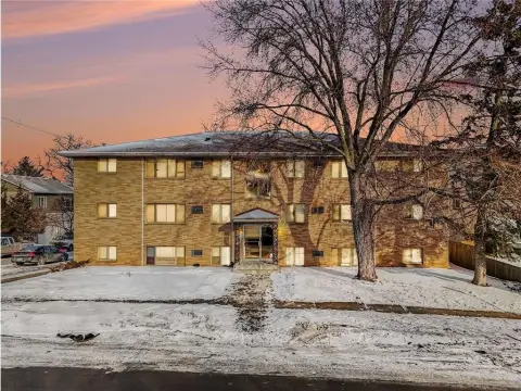 Saint Paul Apartment Building