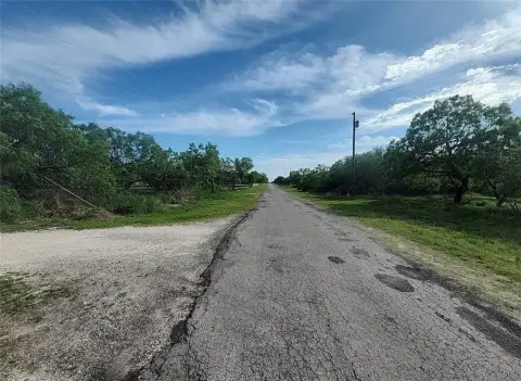 Residential Land in Alice, Texas