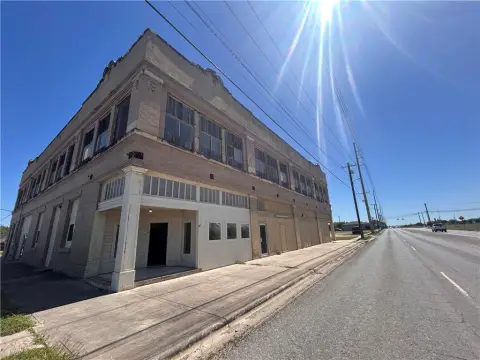 High-Visibility Corner Unit in Gregory