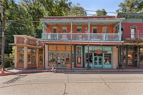 Covered-Porch Retail Space