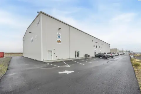 Clear-Span Warehouse with Dock