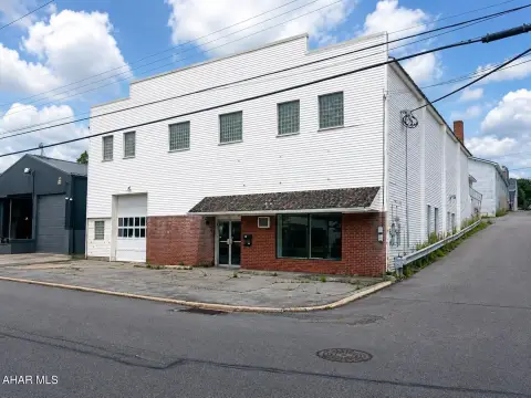 Flex Space with Overhead Door