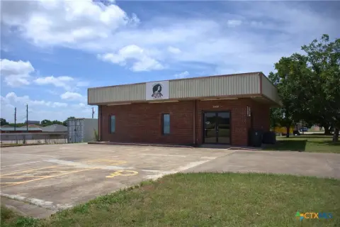 Freestanding Commercial Building with Parking