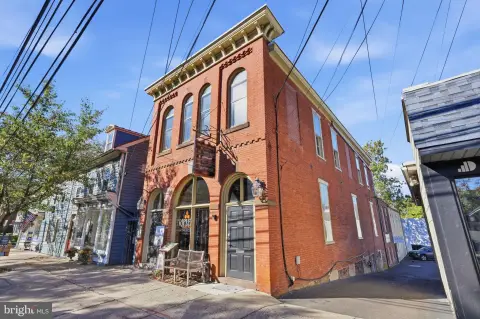 Second-Floor Retail or Office Suite