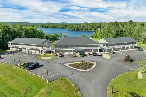 Lakefront Hotel with Private Docks