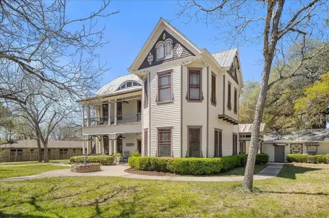 Historic Victorian Farm House Gem