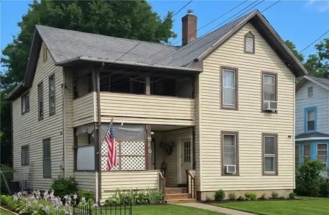 Duplex with Upper-Unit Balcony