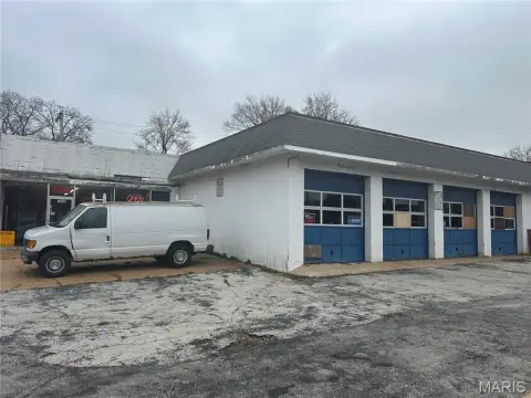 Auto Repair Facility with 4 Garage Doors