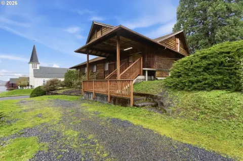 Unique Rainier Facility with River Views