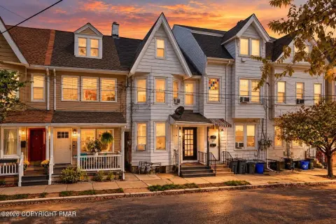 Two-Unit Duplex with Backyard Access