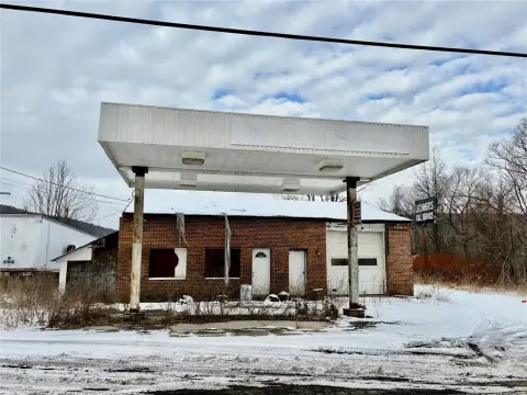 Commercial Building in Port Crane